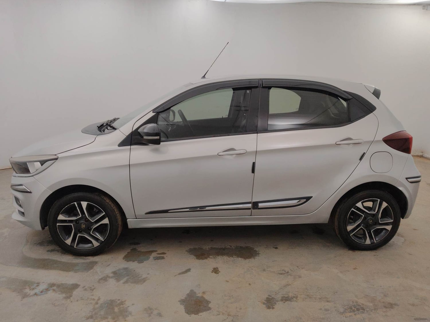 Used 2020 Tata Tiago XZA Plus Petrol Automatic exterior LEFT SIDE VIEW