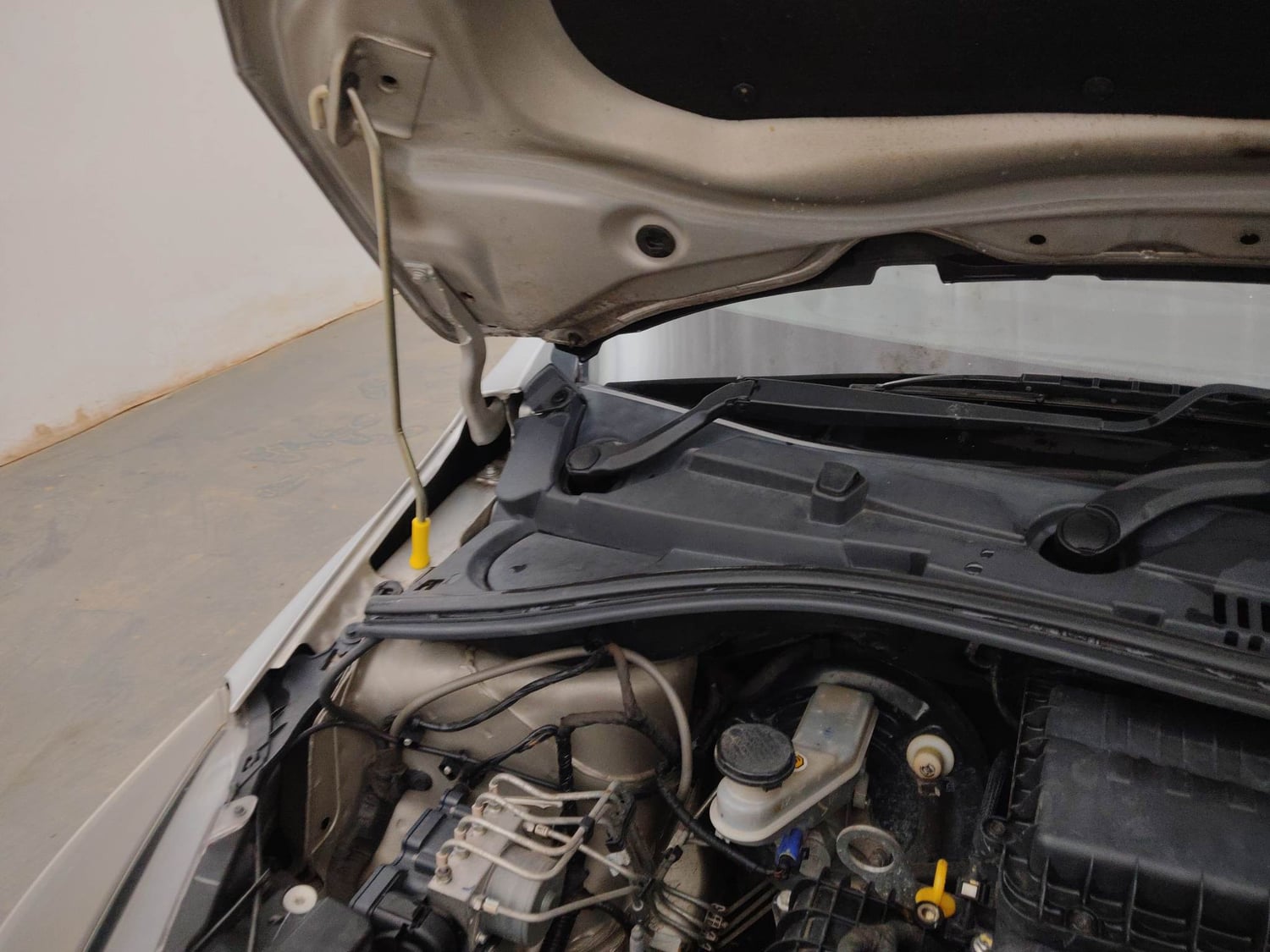 Used 2020 Tata Tiago XZA Plus Petrol Automatic engine ENGINE RIGHT SIDE HINGE & APRON VIEW
