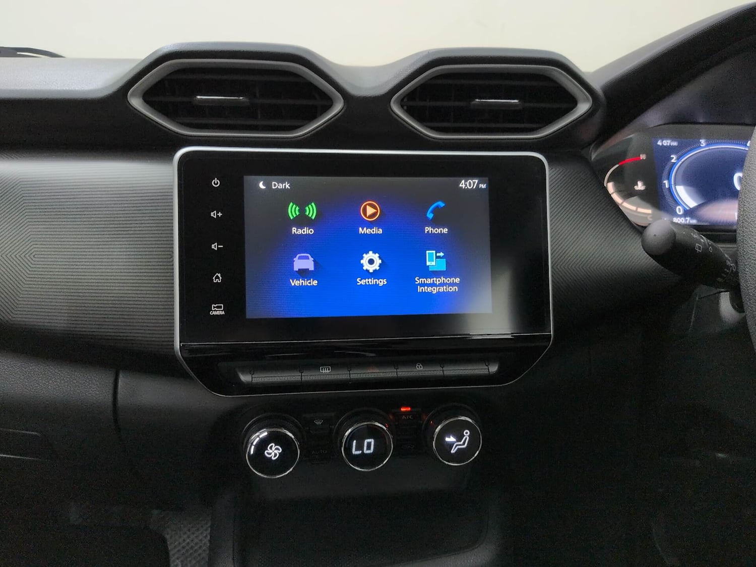 Used 2024 Nissan Magnite N-Connecta B4D 1.0 Petrol AMT Dual Tone Petrol Automatic interior MUSIC SYSTEM & AC CONTROL VIEW