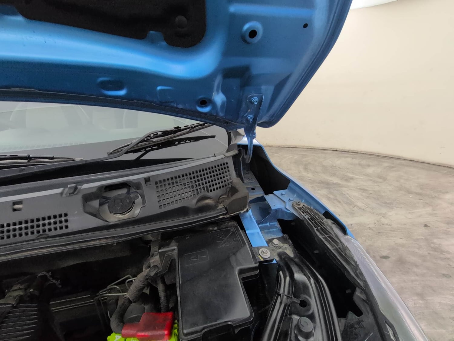 Used 2024 Nissan Magnite N-Connecta B4D 1.0 Petrol AMT Dual Tone Petrol Automatic engine ENGINE LEFT SIDE HINGE & APRON VIEW
