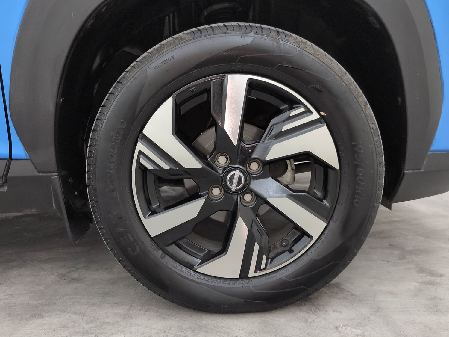 Used 2024 Nissan Magnite N-Connecta B4D 1.0 Petrol AMT Dual Tone Petrol Automatic tyres RIGHT FRONT TYRE RIM VIEW