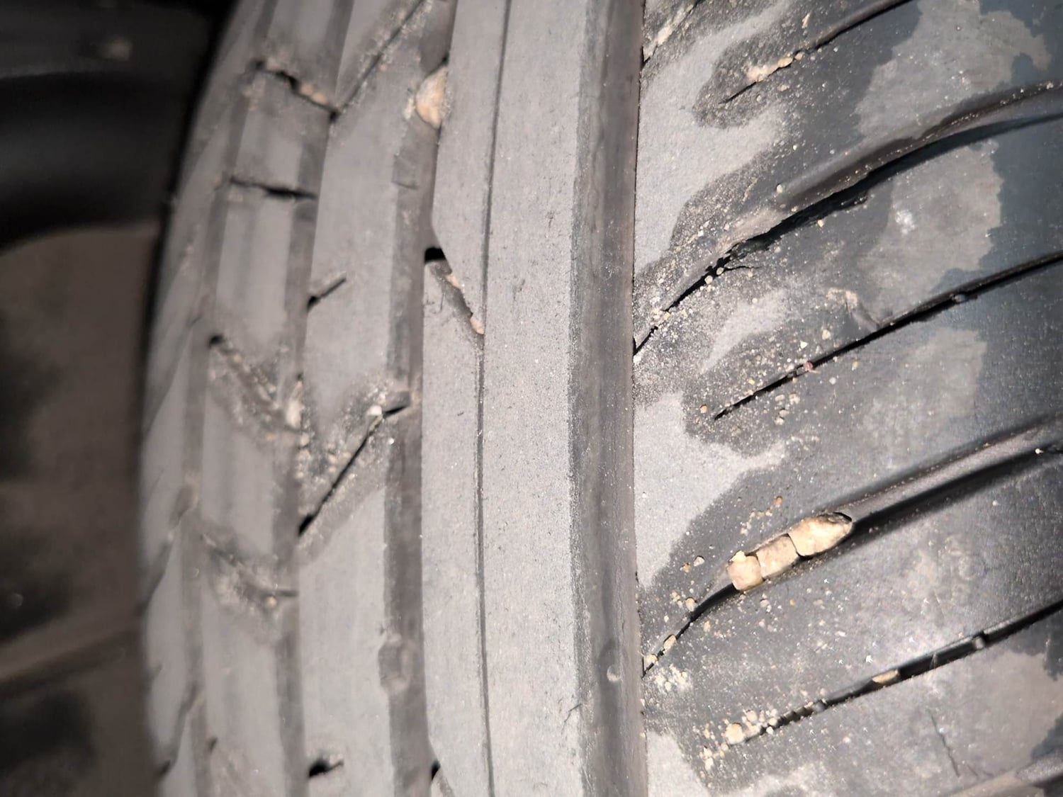 Used 2024 Nissan Magnite N-Connecta B4D 1.0 Petrol AMT Dual Tone Petrol Automatic tyres RIGHT REAR TYRE TREAD VIEW