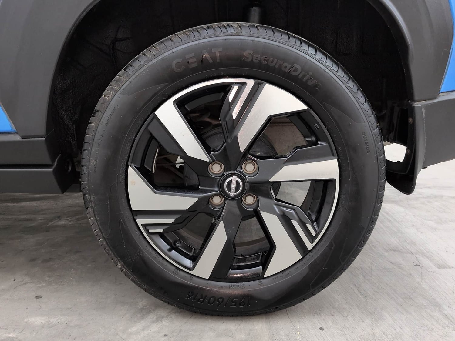 Used 2024 Nissan Magnite N-Connecta B4D 1.0 Petrol AMT Dual Tone Petrol Automatic tyres LEFT REAR TYRE RIM VIEW