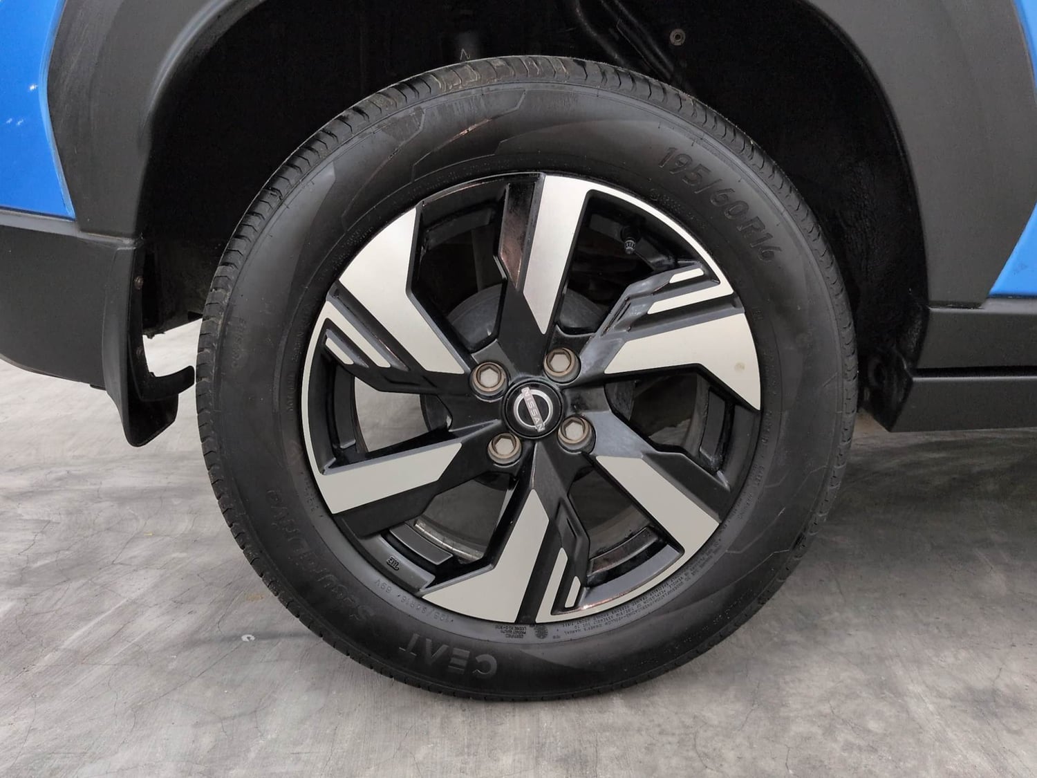 Used 2024 Nissan Magnite N-Connecta B4D 1.0 Petrol AMT Dual Tone Petrol Automatic tyres RIGHT REAR TYRE RIM VIEW