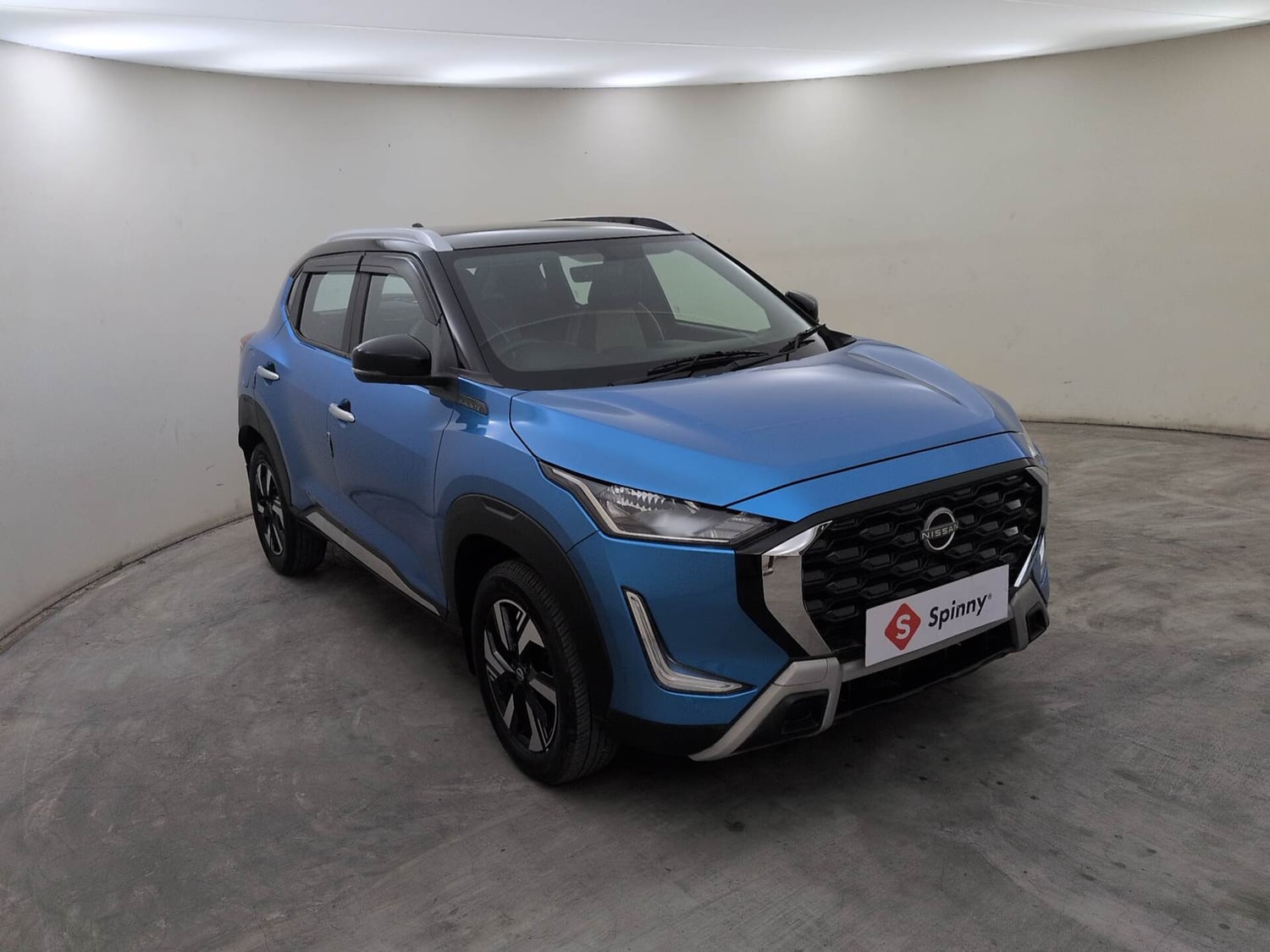 Used 2024 Nissan Magnite N-Connecta B4D 1.0 Petrol AMT Dual Tone Petrol Automatic exterior RIGHT FRONT CORNER VIEW