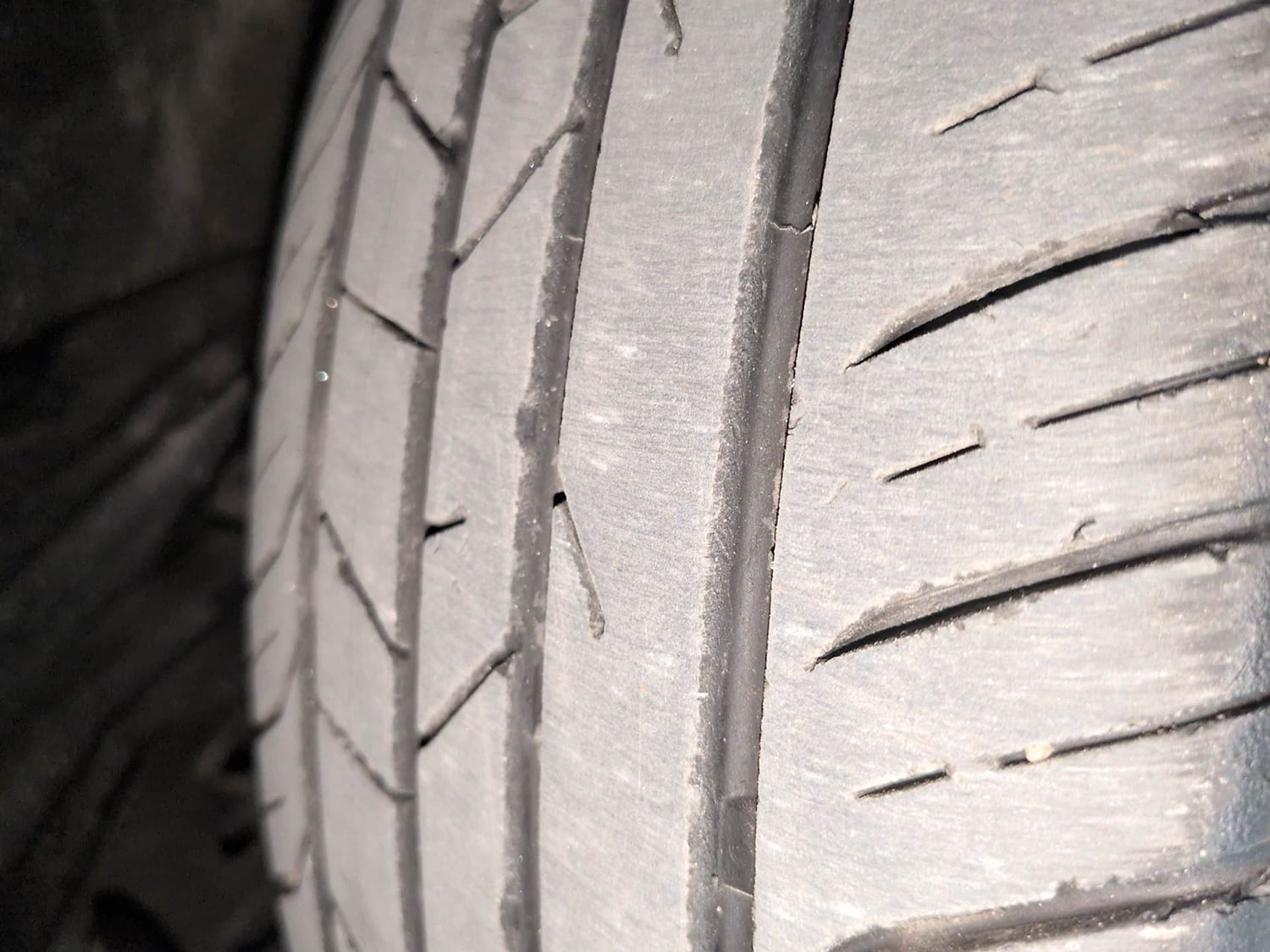 Used 2024 Nissan Magnite N-Connecta B4D 1.0 Petrol AMT Dual Tone Petrol Automatic tyres LEFT FRONT TYRE TREAD VIEW