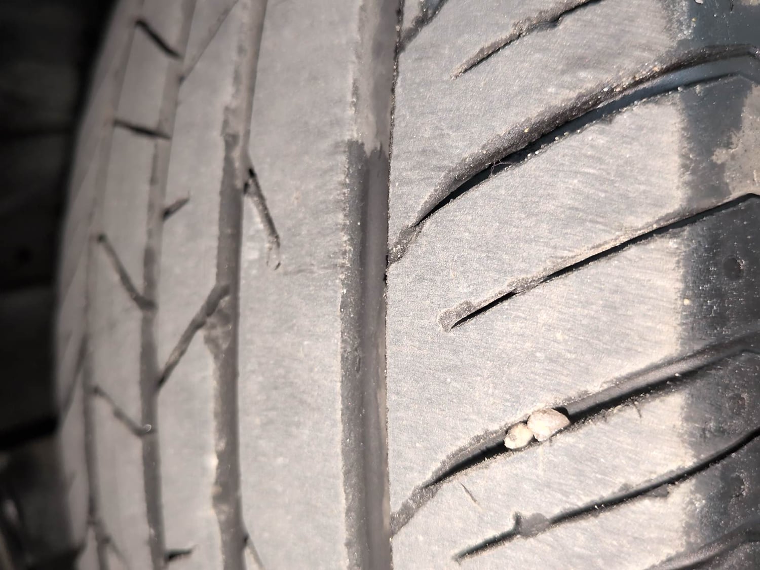 Used 2024 Nissan Magnite N-Connecta B4D 1.0 Petrol AMT Dual Tone Petrol Automatic tyres RIGHT FRONT TYRE TREAD VIEW