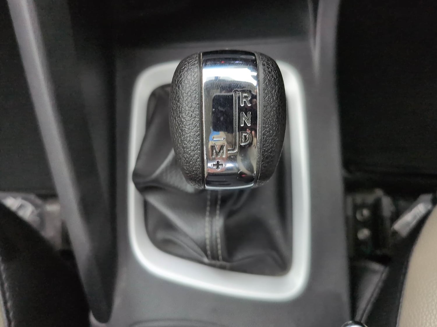 Used 2024 Nissan Magnite N-Connecta B4D 1.0 Petrol AMT Dual Tone Petrol Automatic interior GEAR  KNOB VIEW