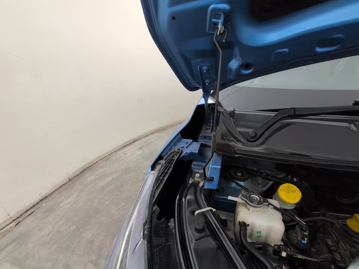 Used 2024 Nissan Magnite N-Connecta B4D 1.0 Petrol AMT Dual Tone Petrol Automatic engine ENGINE RIGHT SIDE HINGE & APRON VIEW