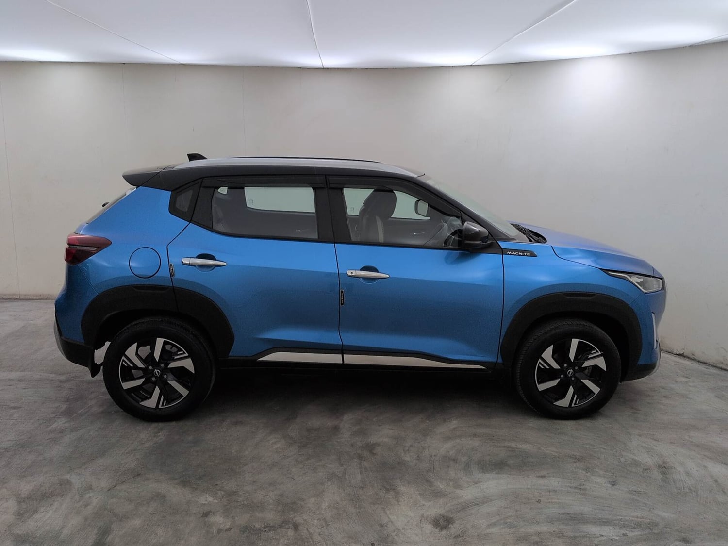 Used 2024 Nissan Magnite N-Connecta B4D 1.0 Petrol AMT Dual Tone Petrol Automatic exterior RIGHT SIDE VIEW