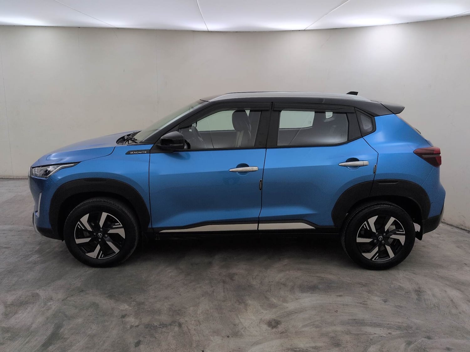 Used 2024 Nissan Magnite N-Connecta B4D 1.0 Petrol AMT Dual Tone Petrol Automatic exterior LEFT SIDE VIEW