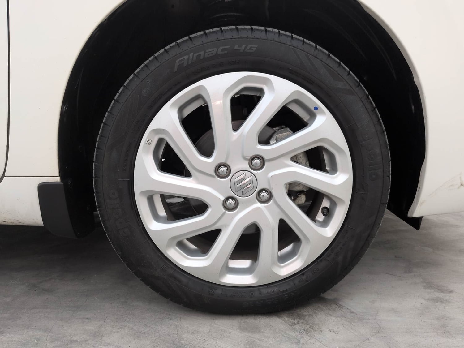 Used 2024 Maruti Suzuki Baleno Zeta MT Petrol Manual tyres RIGHT FRONT TYRE RIM VIEW