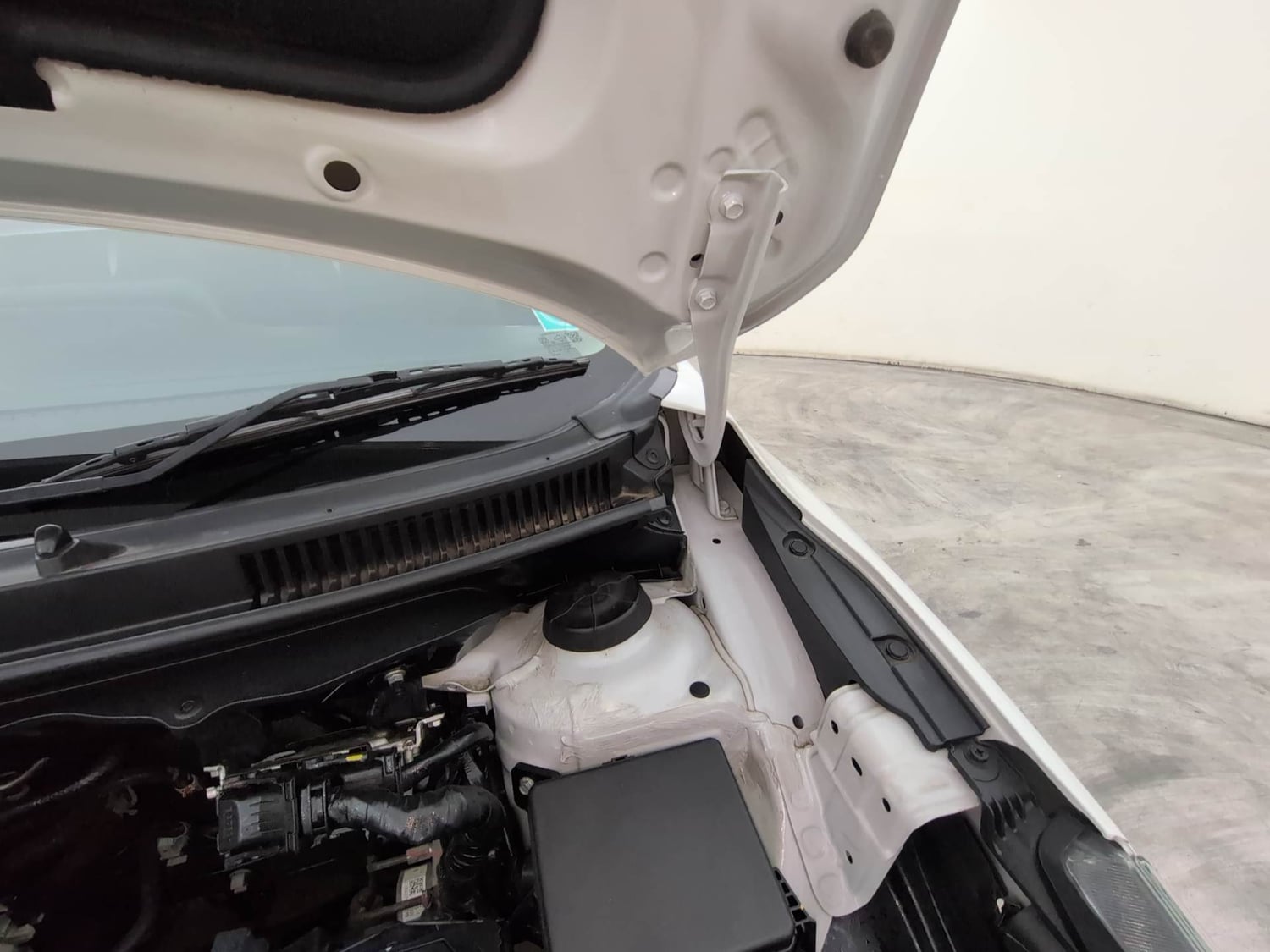Used 2024 Maruti Suzuki Baleno Zeta MT Petrol Manual engine ENGINE LEFT SIDE HINGE & APRON VIEW