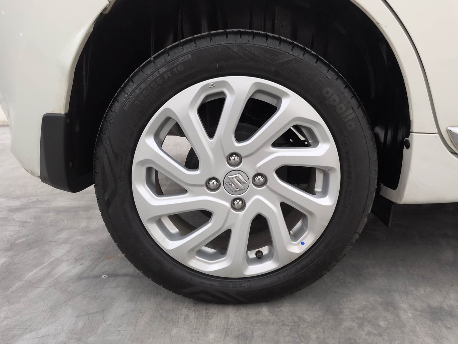 Used 2024 Maruti Suzuki Baleno Zeta MT Petrol Manual tyres RIGHT REAR TYRE RIM VIEW
