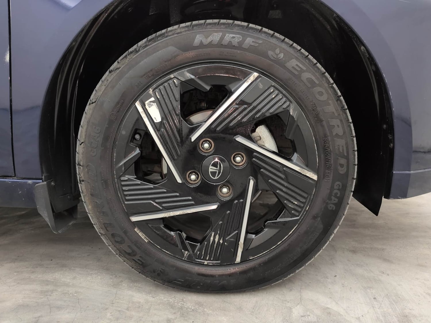 Used 2025 Tata Altroz Accomplished Plus S Petrol 6DCT Petrol Automatic tyres RIGHT FRONT TYRE RIM VIEW