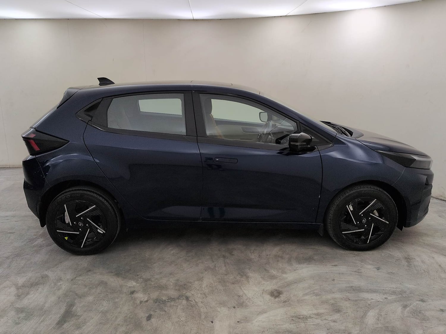 Used 2025 Tata Altroz Accomplished Plus S Petrol 6DCT Petrol Automatic exterior RIGHT SIDE VIEW