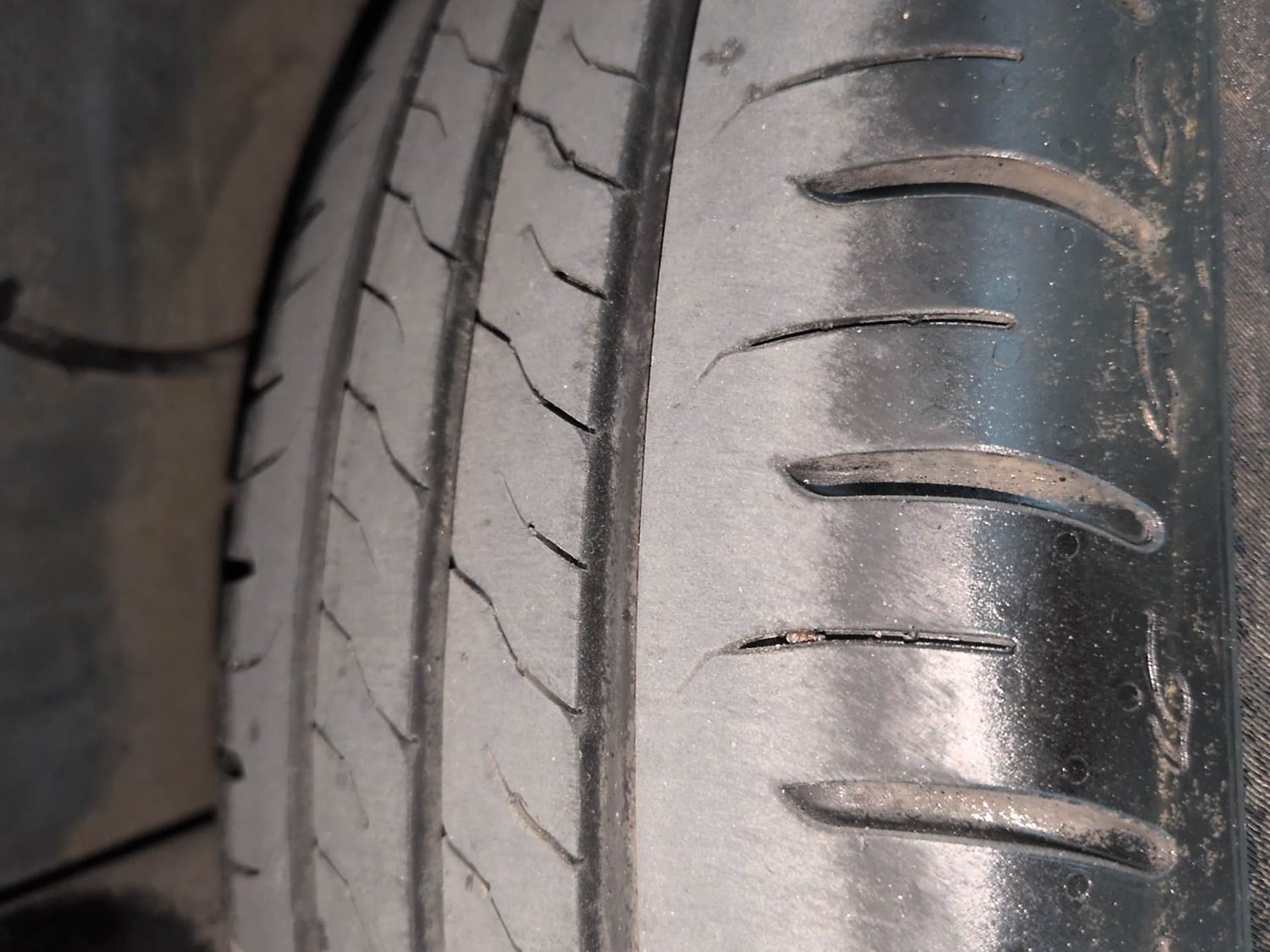 Used 2025 Tata Altroz Accomplished Plus S Petrol 6DCT Petrol Automatic tyres RIGHT REAR TYRE TREAD VIEW