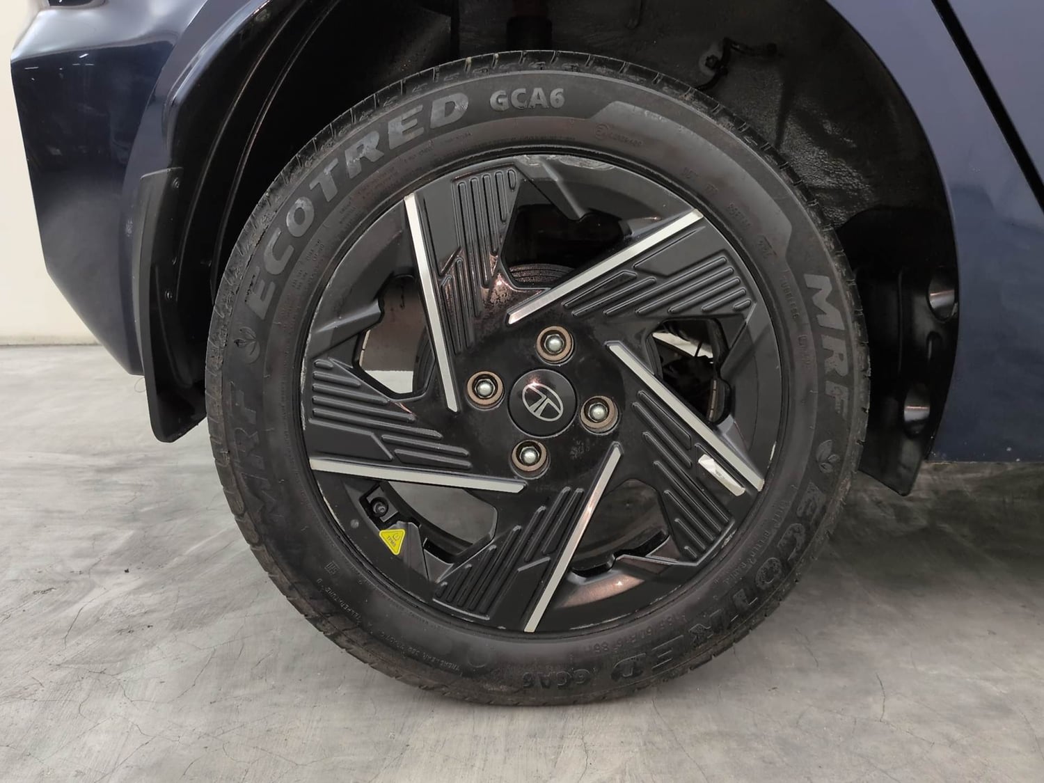 Used 2025 Tata Altroz Accomplished Plus S Petrol 6DCT Petrol Automatic tyres RIGHT REAR TYRE RIM VIEW
