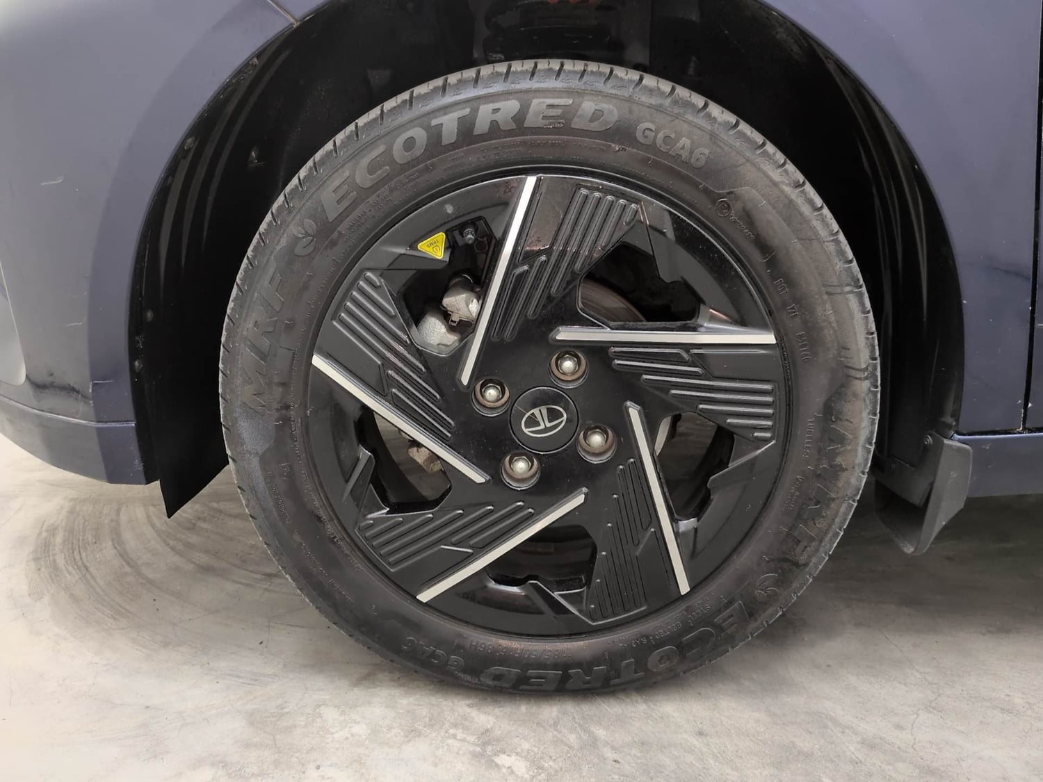 Used 2025 Tata Altroz Accomplished Plus S Petrol 6DCT Petrol Automatic tyres LEFT FRONT TYRE RIM VIEW