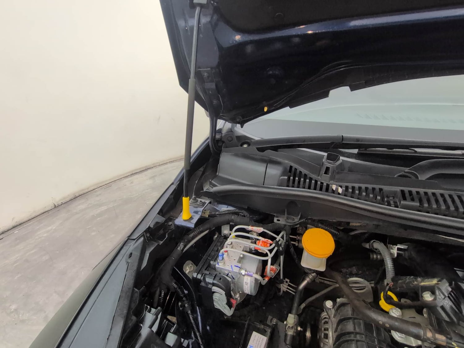 Used 2025 Tata Altroz Accomplished Plus S Petrol 6DCT Petrol Automatic engine ENGINE RIGHT SIDE HINGE & APRON VIEW