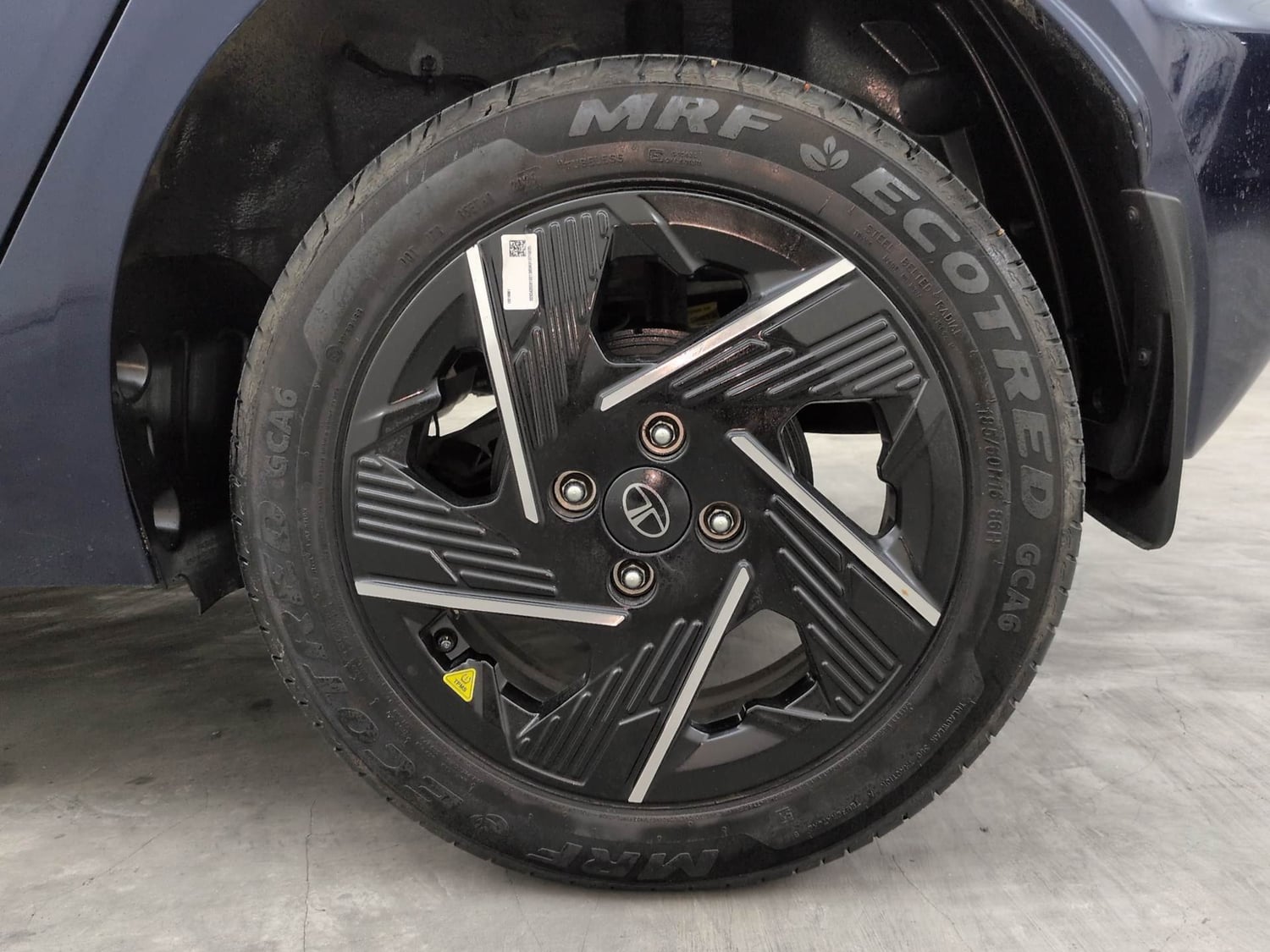 Used 2025 Tata Altroz Accomplished Plus S Petrol 6DCT Petrol Automatic tyres LEFT REAR TYRE RIM VIEW