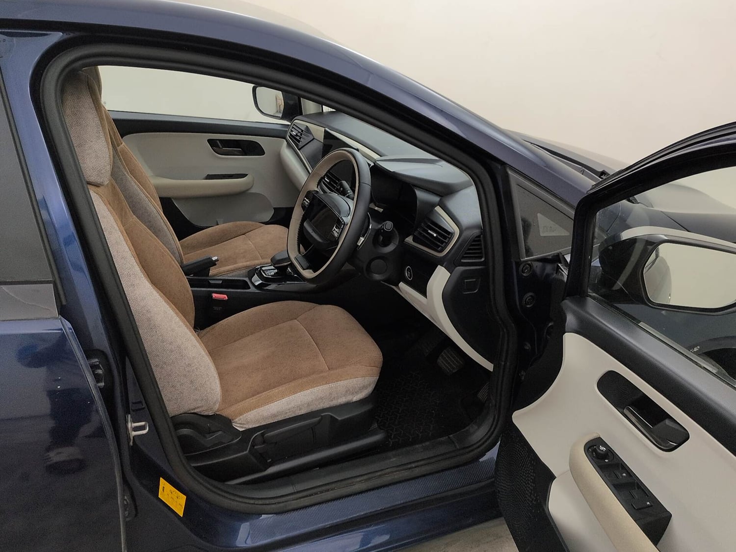 Used 2025 Tata Altroz Accomplished Plus S Petrol 6DCT Petrol Automatic interior RIGHT SIDE FRONT DOOR CABIN VIEW