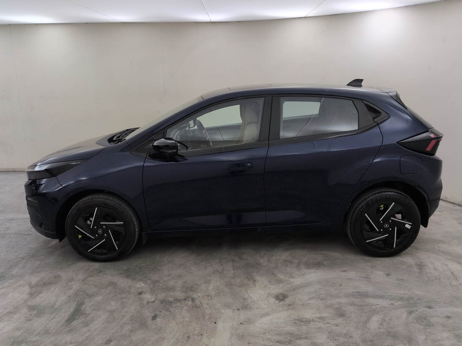 Used 2025 Tata Altroz Accomplished Plus S Petrol 6DCT Petrol Automatic exterior LEFT SIDE VIEW