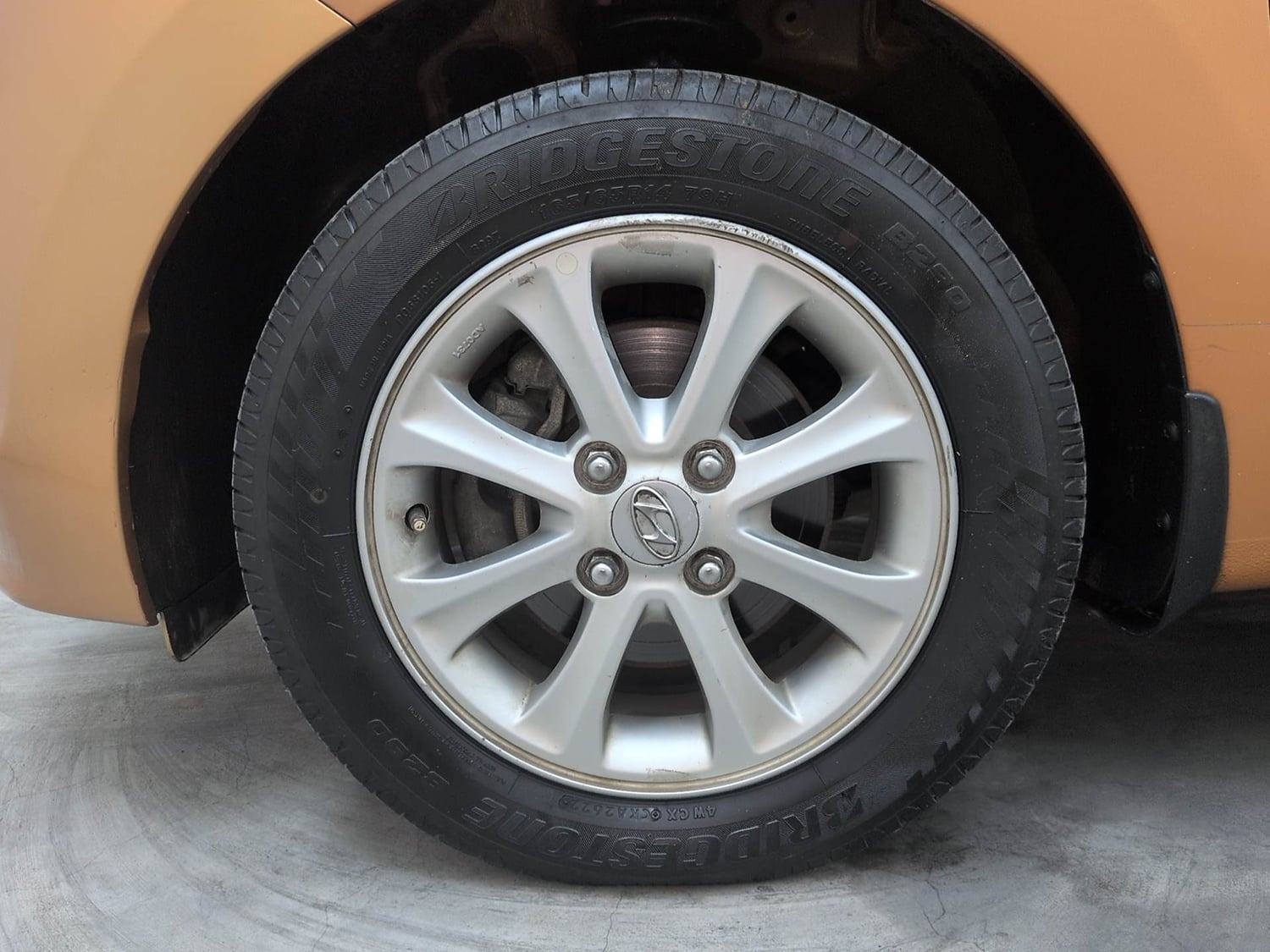 Used 2015 Hyundai Grand i10 Asta 1.2 Kappa VTVT Petrol Manual tyres LEFT FRONT TYRE RIM VIEW