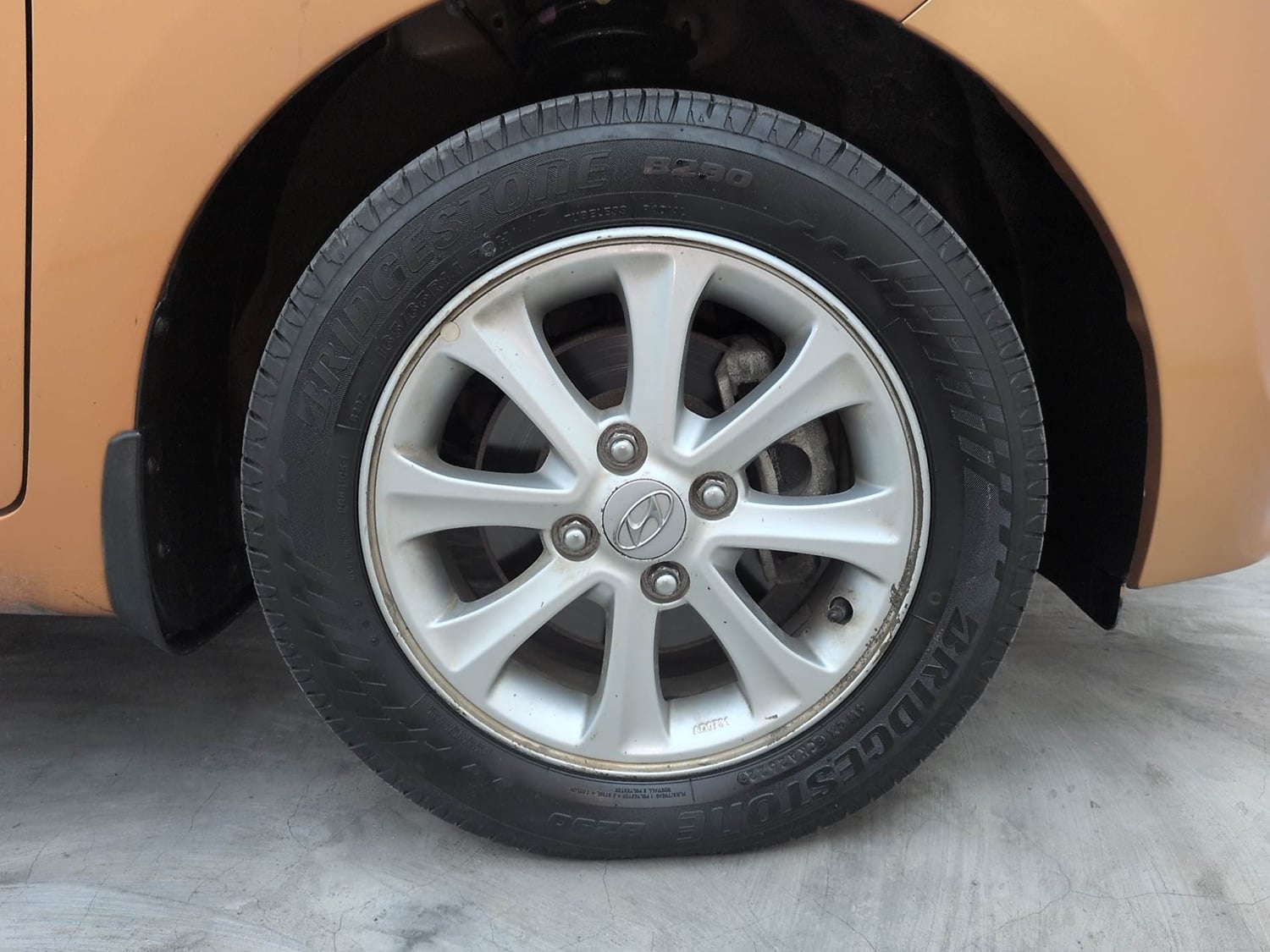 Used 2015 Hyundai Grand i10 Asta 1.2 Kappa VTVT Petrol Manual tyres RIGHT FRONT TYRE RIM VIEW