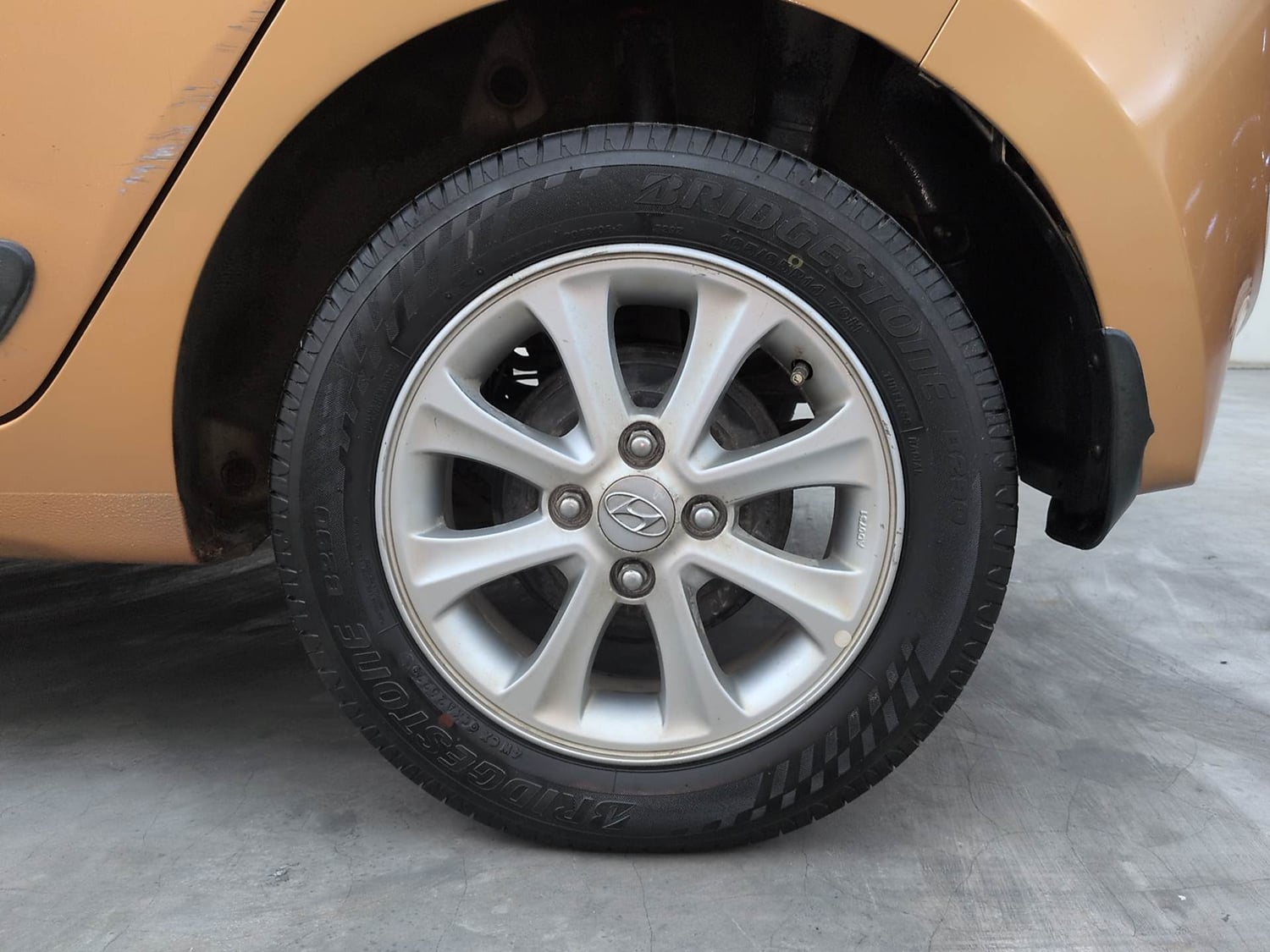Used 2015 Hyundai Grand i10 Asta 1.2 Kappa VTVT Petrol Manual tyres LEFT REAR TYRE RIM VIEW