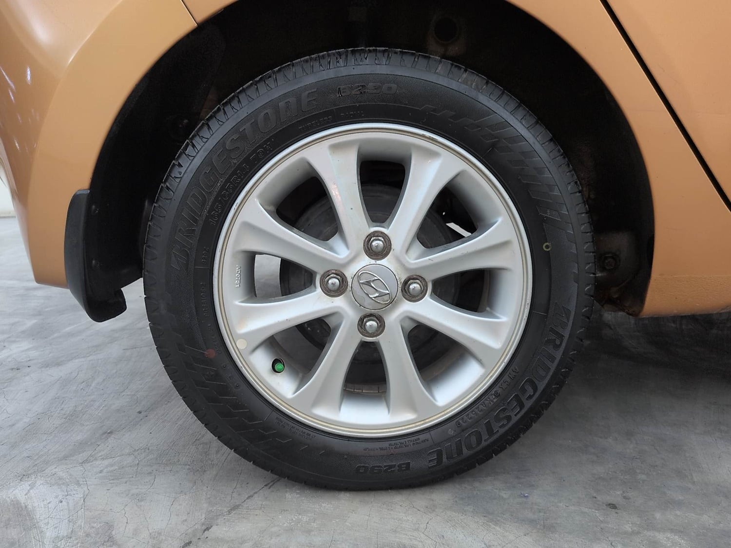 Used 2015 Hyundai Grand i10 Asta 1.2 Kappa VTVT Petrol Manual tyres RIGHT REAR TYRE RIM VIEW