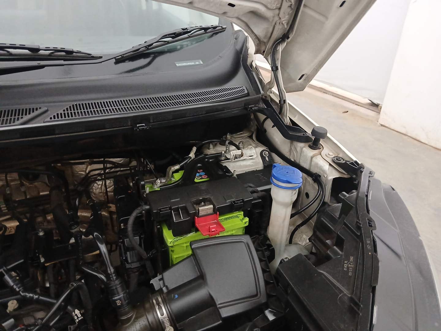 Used 2018 Ford EcoSport Trend 1.5L Ti-VCT Petrol Manual engine ENGINE LEFT SIDE HINGE & APRON VIEW