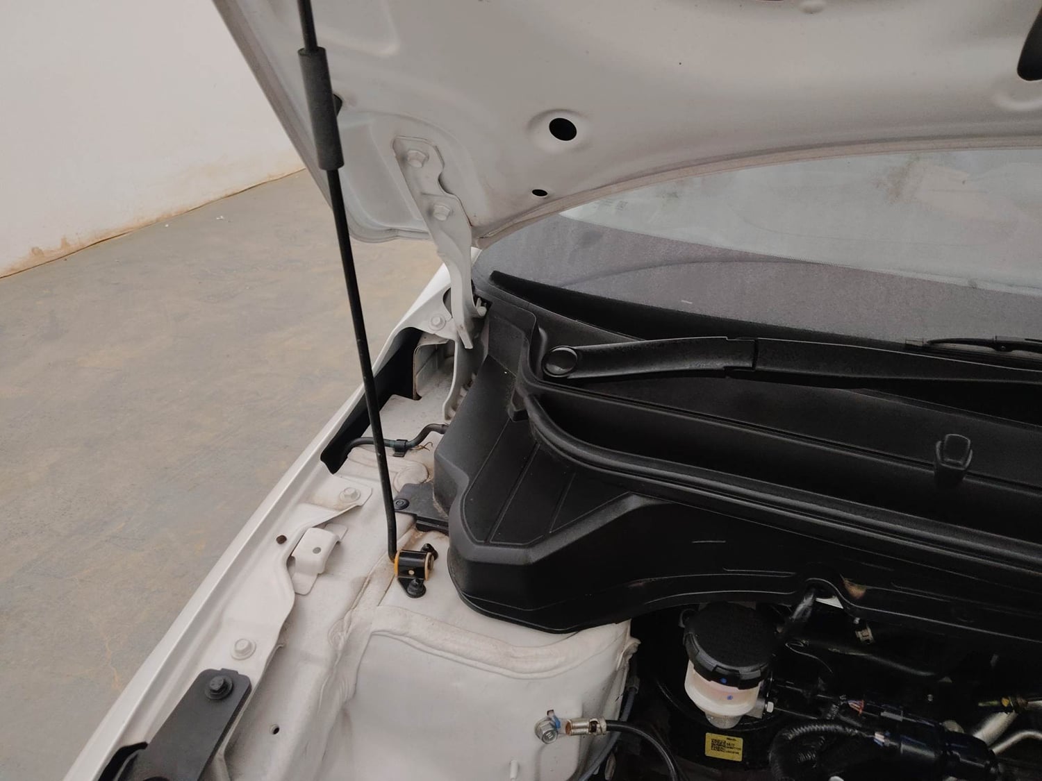 Used 2025 Hyundai New i20 Asta 1.2 MT Petrol Manual engine ENGINE RIGHT SIDE HINGE & APRON VIEW