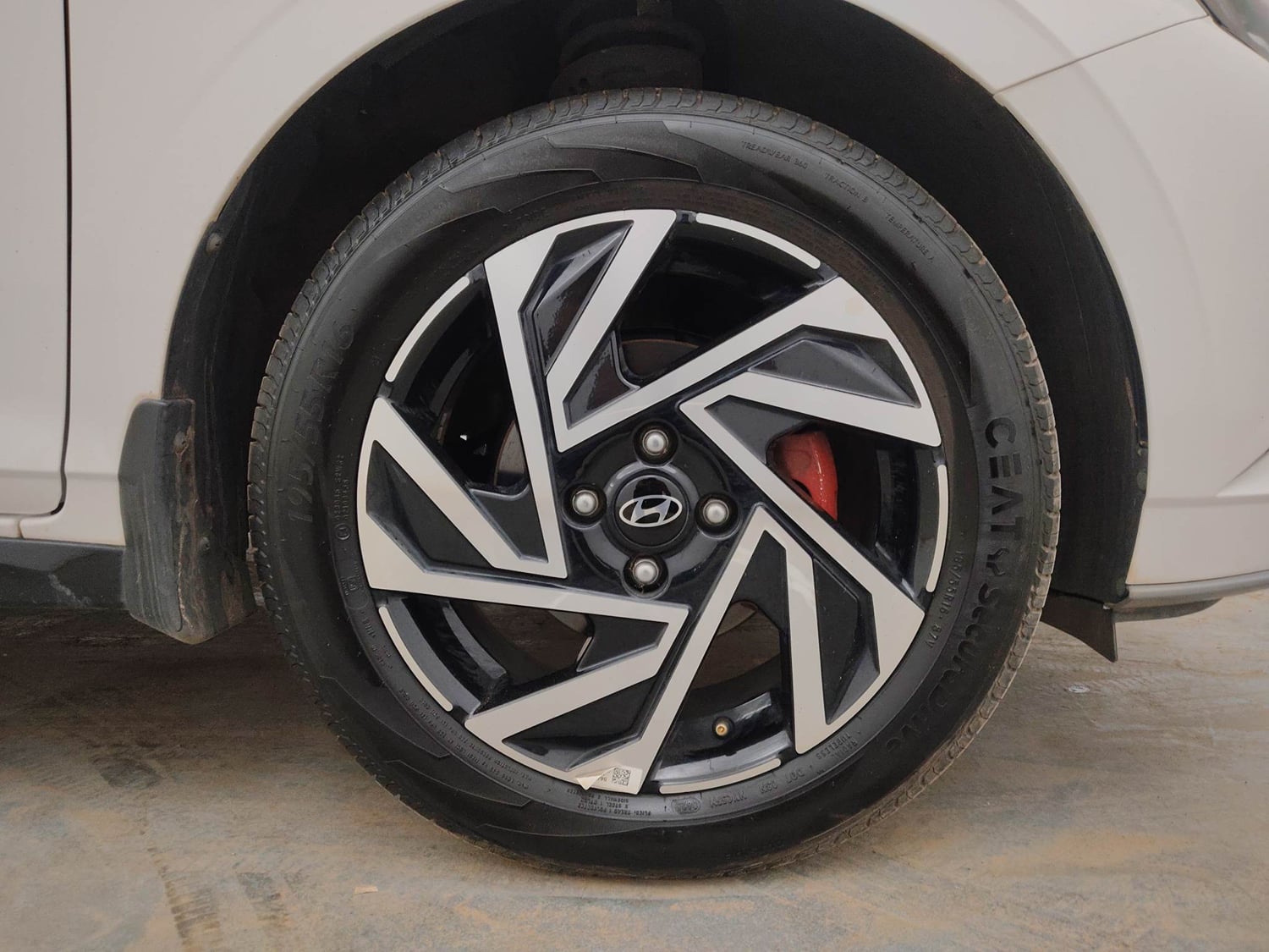 Used 2025 Hyundai New i20 Asta 1.2 MT Petrol Manual tyres RIGHT FRONT TYRE RIM VIEW