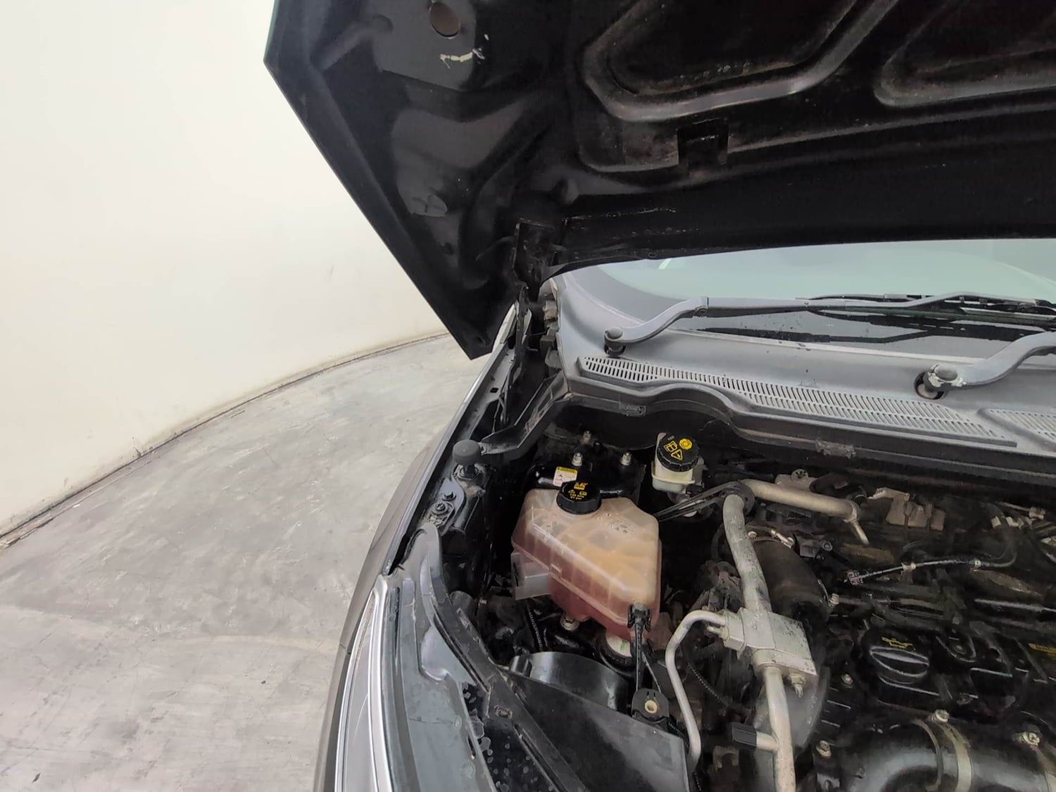 Used 2015 Ford EcoSport Titanium 1.5L TDCi Diesel Manual engine ENGINE RIGHT SIDE HINGE & APRON VIEW