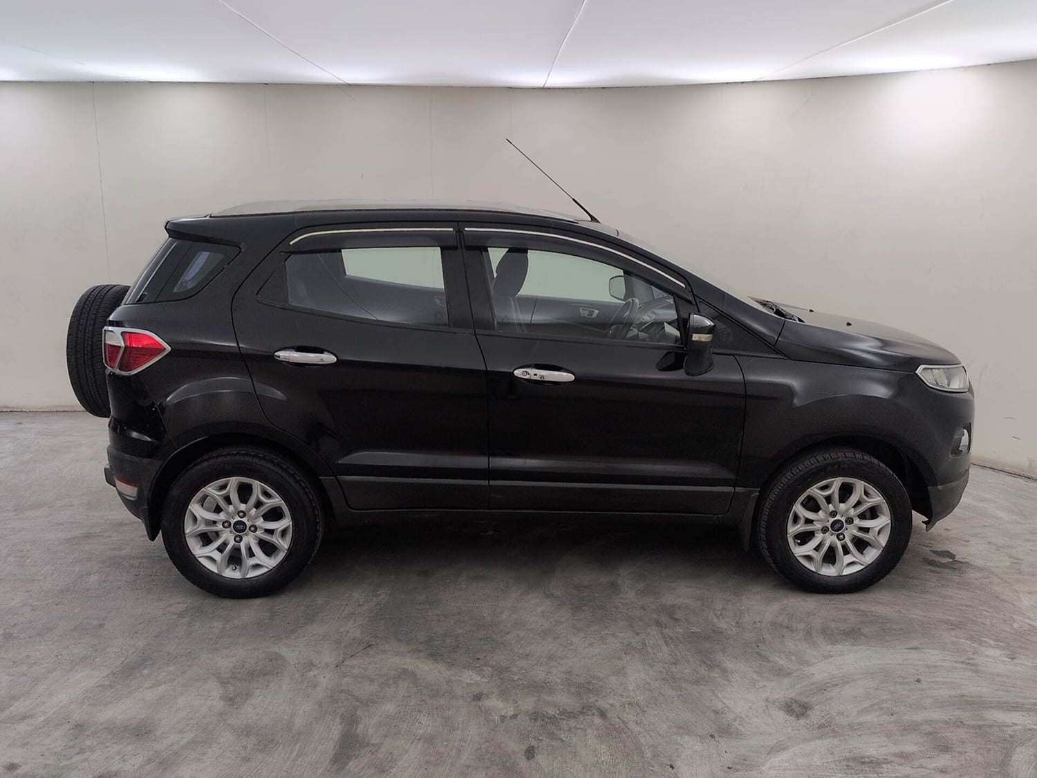 Used 2015 Ford EcoSport Titanium 1.5L TDCi Diesel Manual exterior RIGHT SIDE VIEW