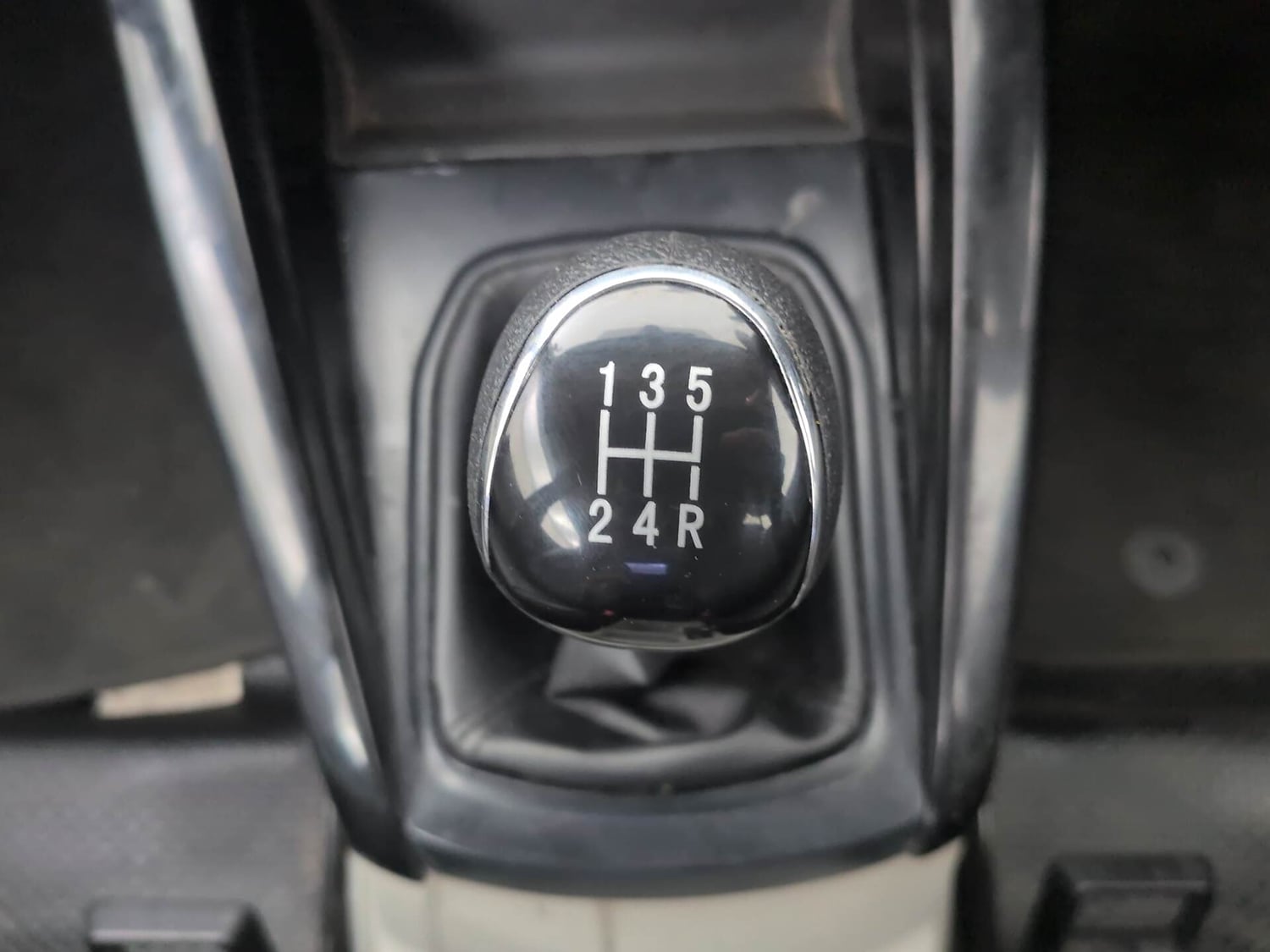 Used 2015 Ford EcoSport Titanium 1.5L TDCi Diesel Manual interior GEAR  KNOB VIEW