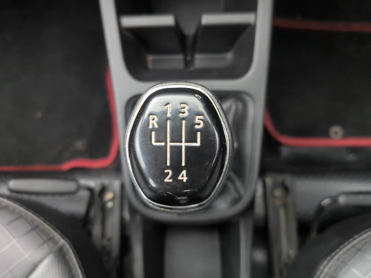 Used 2022 Renault Kwid RXT 1.0 (O) Petrol Manual interior GEAR  KNOB VIEW