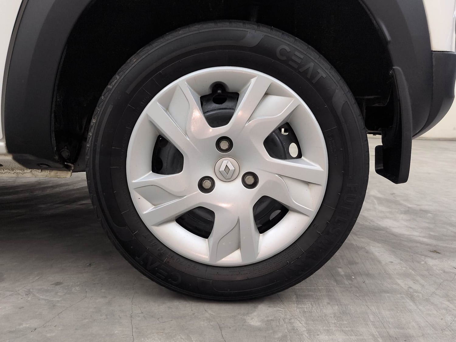 Used 2022 Renault Kwid RXT 1.0 (O) Petrol Manual tyres LEFT REAR TYRE RIM VIEW