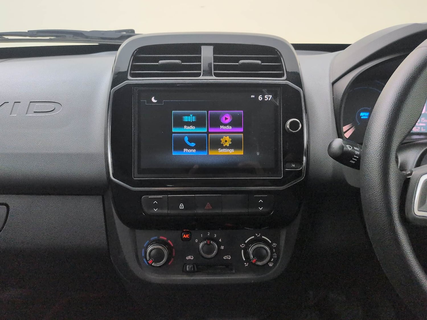 Used 2022 Renault Kwid RXT 1.0 (O) Petrol Manual interior MUSIC SYSTEM & AC CONTROL VIEW