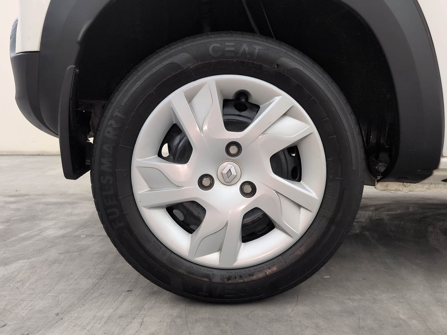 Used 2022 Renault Kwid RXT 1.0 (O) Petrol Manual tyres RIGHT REAR TYRE RIM VIEW
