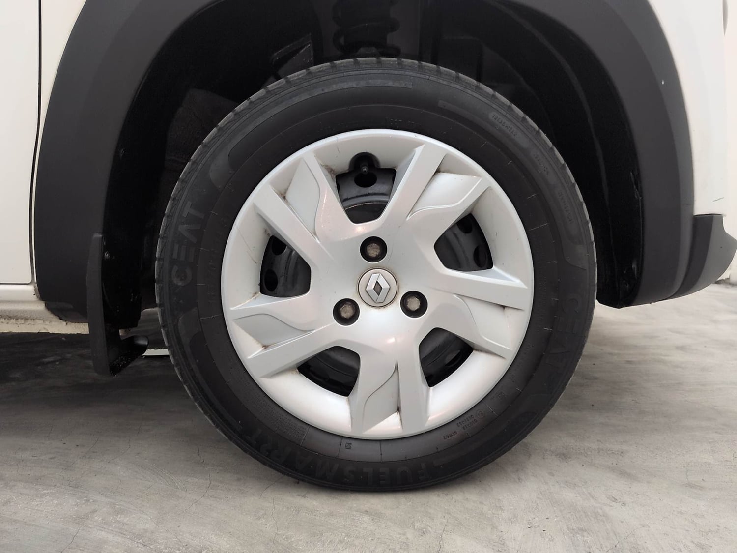 Used 2022 Renault Kwid RXT 1.0 (O) Petrol Manual tyres RIGHT FRONT TYRE RIM VIEW