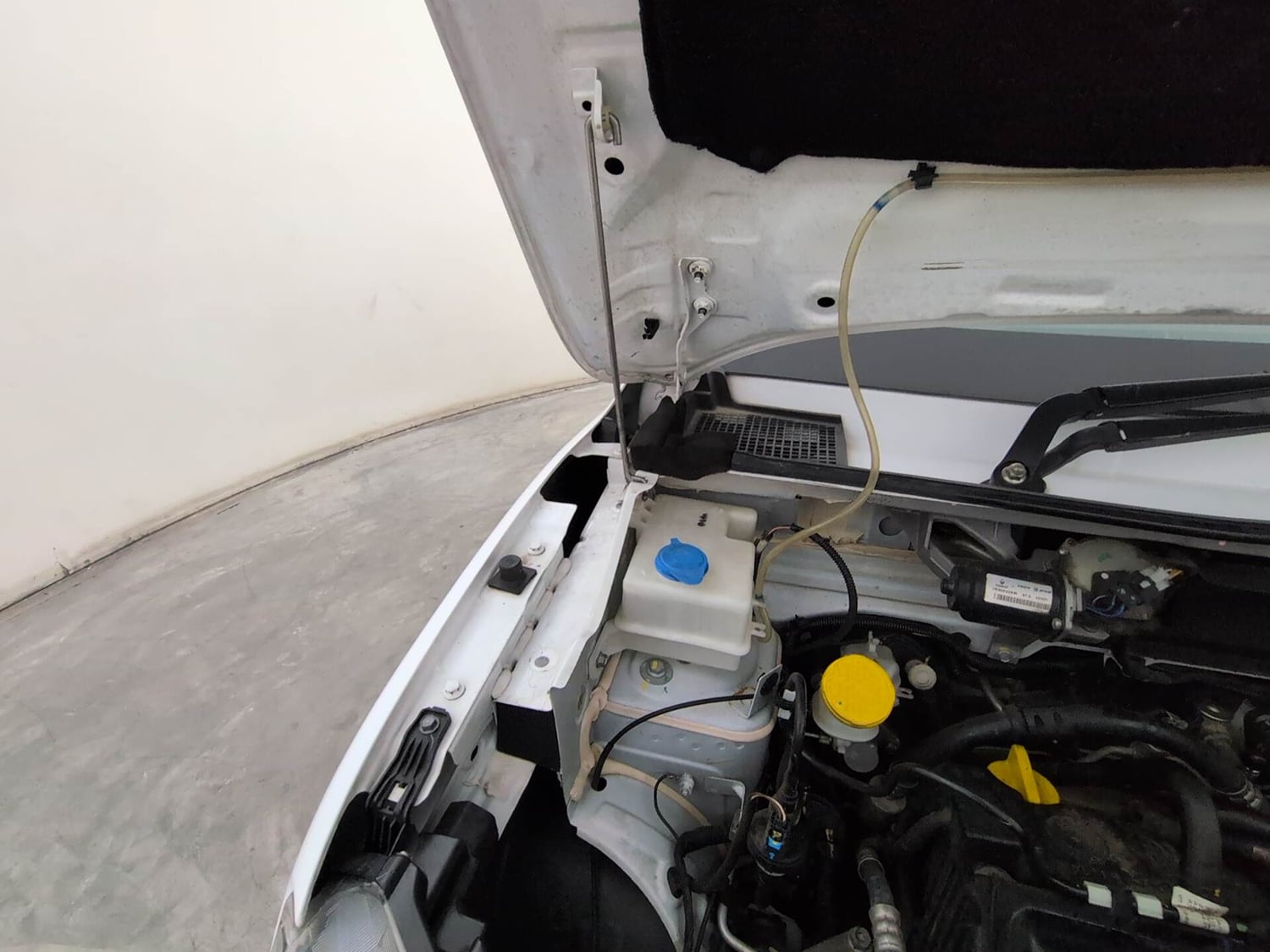 Used 2022 Renault Kwid RXT 1.0 (O) Petrol Manual engine ENGINE RIGHT SIDE HINGE & APRON VIEW