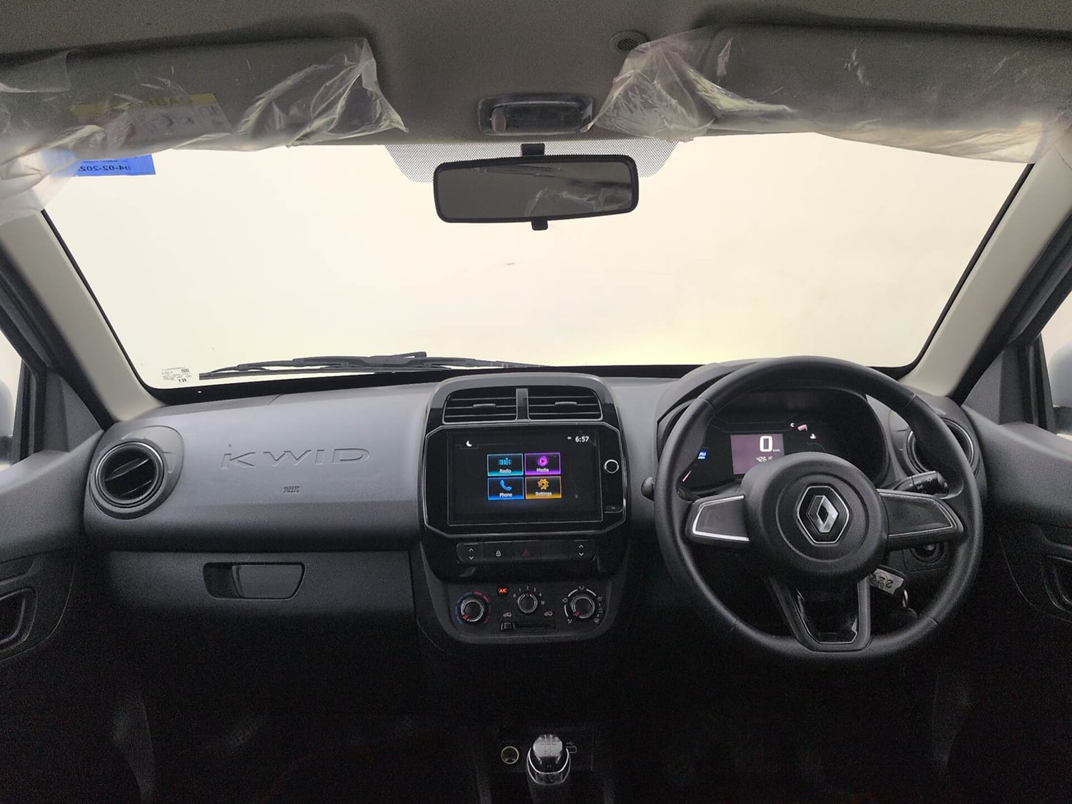 Used 2022 Renault Kwid RXT 1.0 (O) Petrol Manual interior DASHBOARD VIEW