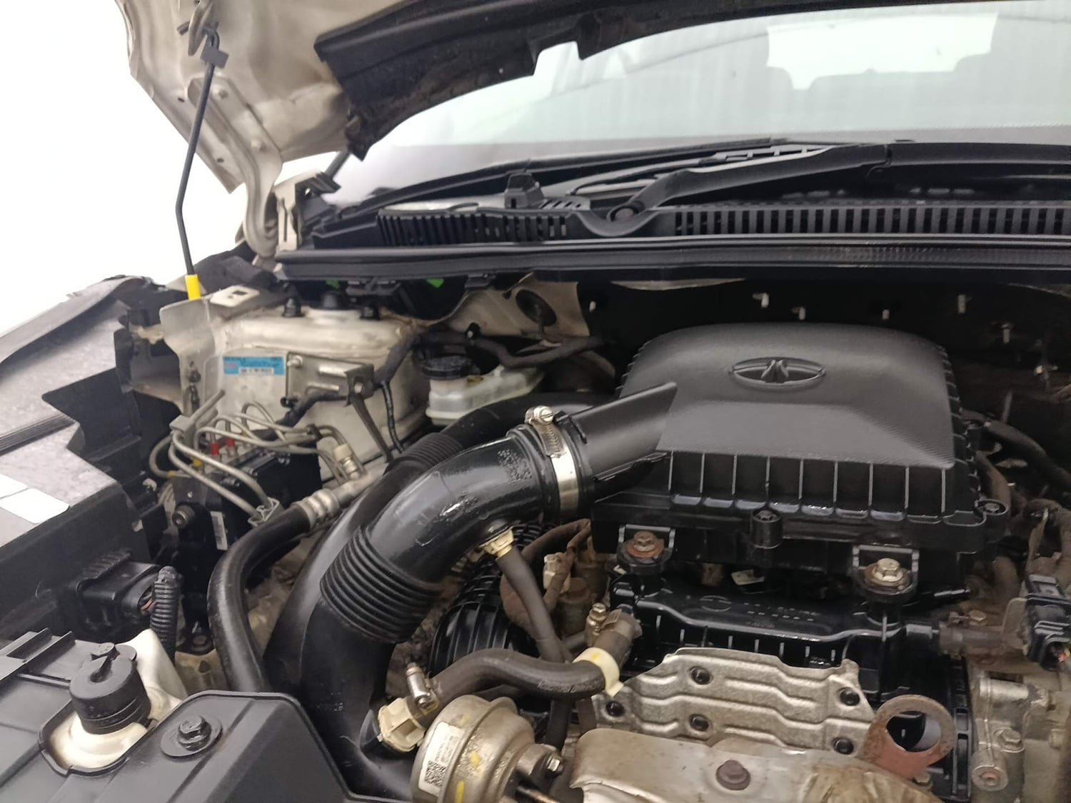 Used 2021 Tata Nexon XZA Plus (S) Petrol Automatic engine ENGINE RIGHT SIDE HINGE & APRON VIEW