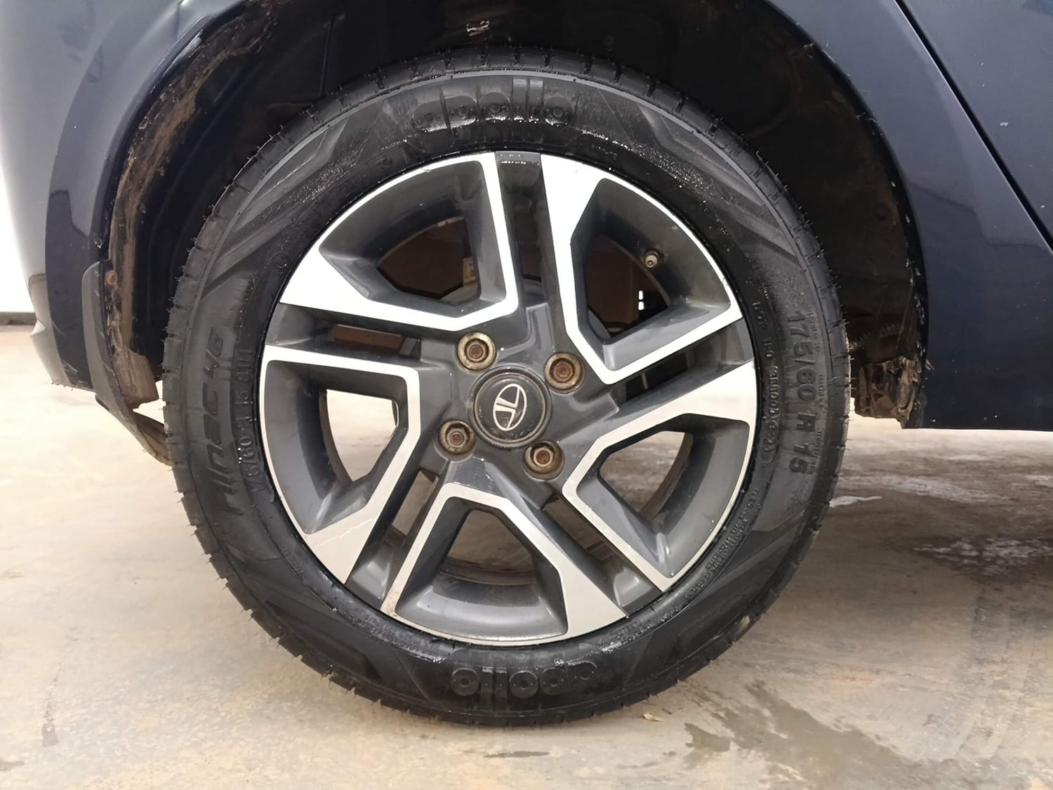 Used 2021 Tata Tiago XZ Plus Petrol Manual tyres RIGHT REAR TYRE RIM VIEW