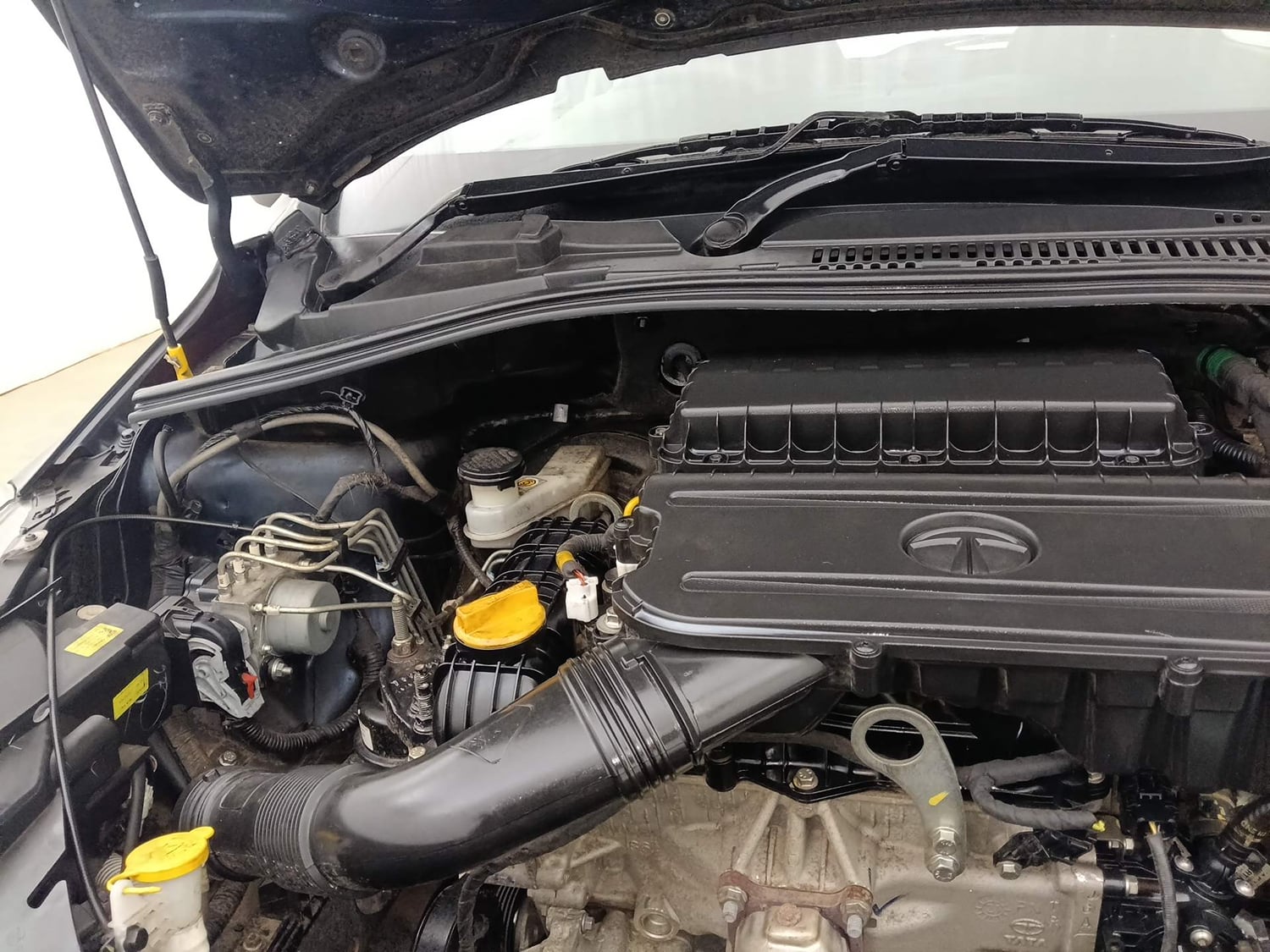 Used 2021 Tata Tiago XZ Plus Petrol Manual engine ENGINE RIGHT SIDE HINGE & APRON VIEW