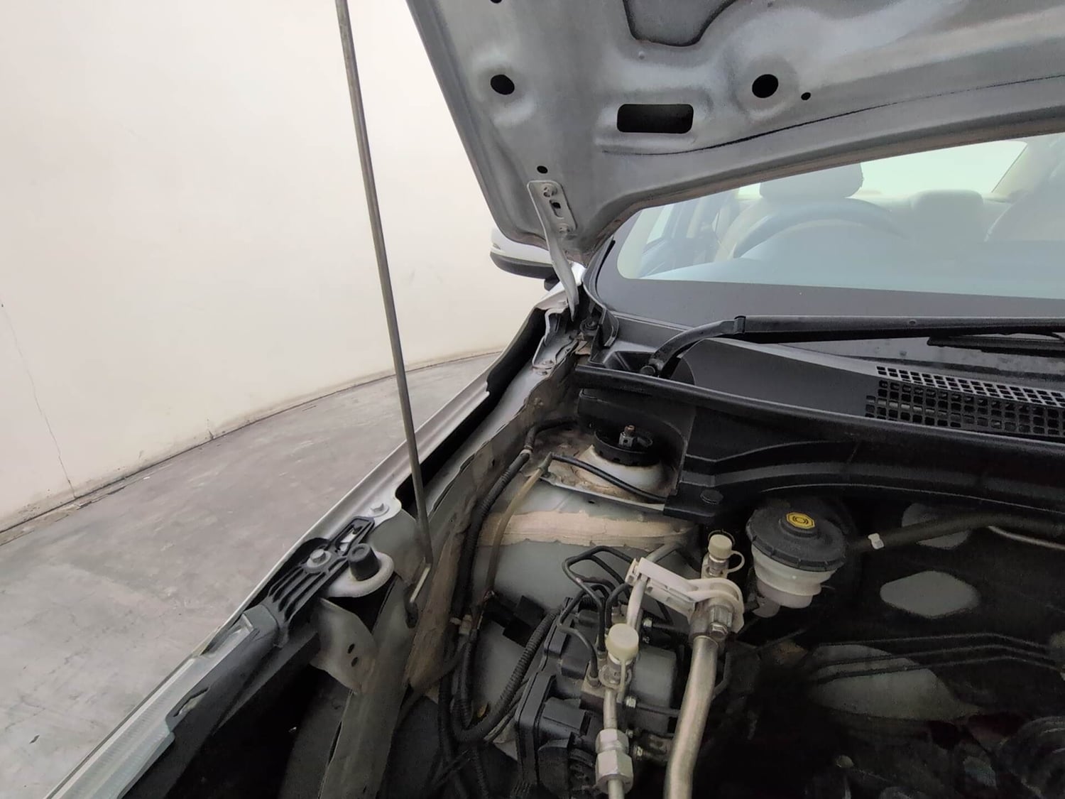 Used 2023 Honda Amaze VX 1.2 Petrol CVT Petrol Automatic engine ENGINE RIGHT SIDE HINGE & APRON VIEW