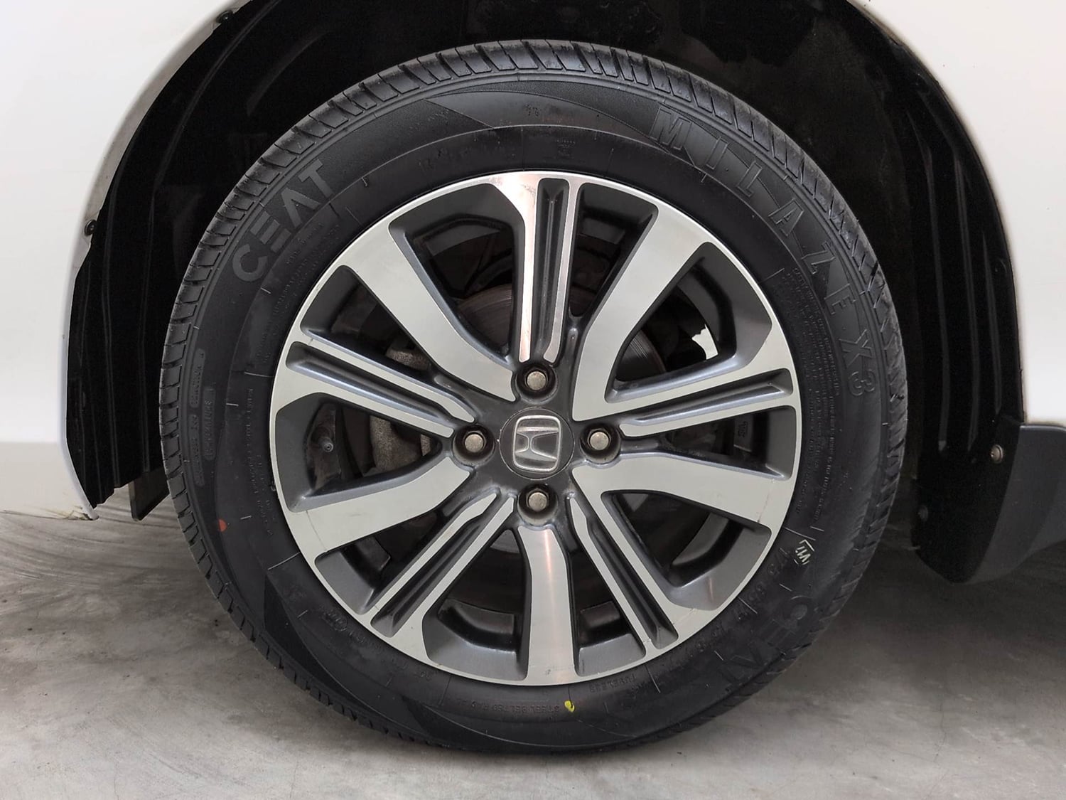 Used 2023 Honda Amaze VX 1.2 Petrol CVT Petrol Automatic tyres LEFT FRONT TYRE RIM VIEW
