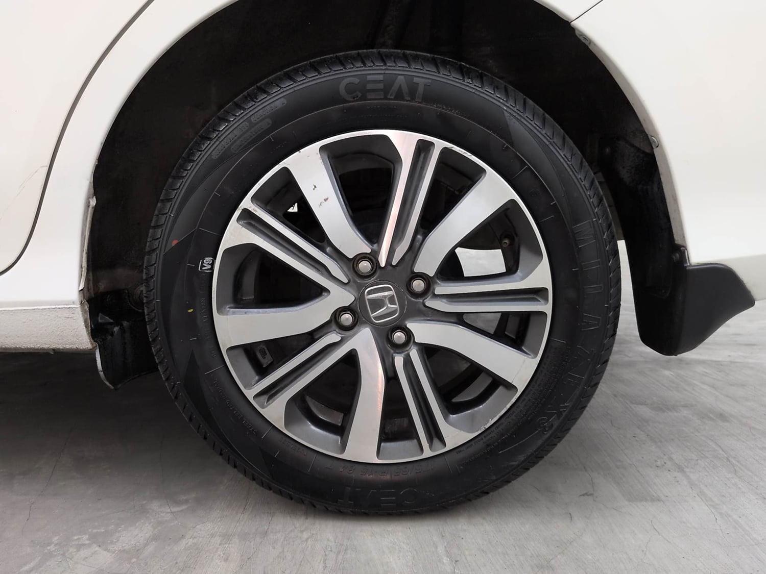 Used 2023 Honda Amaze VX 1.2 Petrol CVT Petrol Automatic tyres LEFT REAR TYRE RIM VIEW